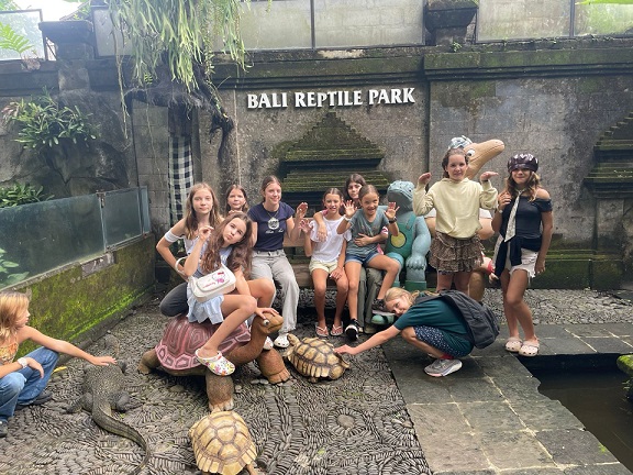 Kids Explore A Visit to the Zoo
